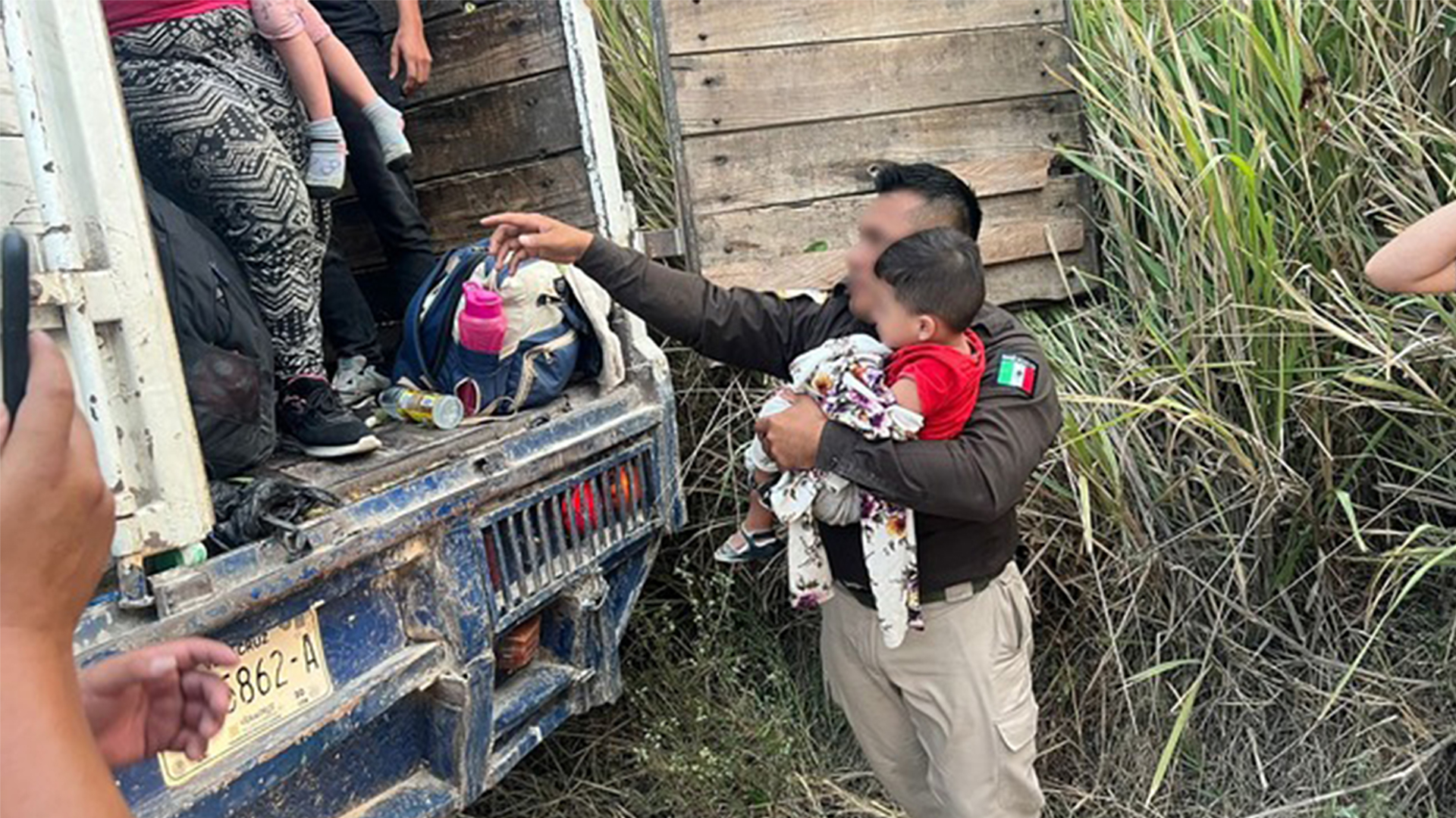 Rescata INM a 72 migrantes que viajaban hacinados en un tráiler