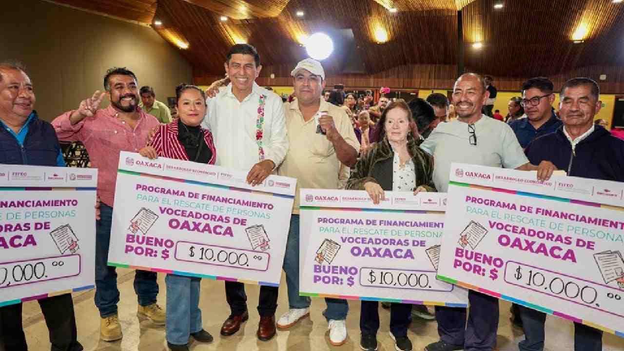Gobierno de Oaxaca entrega créditos a voceadores y anuncia dignificación de sus espacios de trabajo