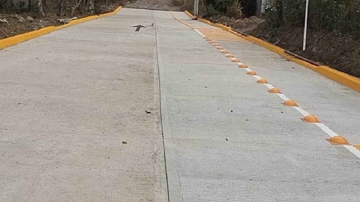 SIC pavimenta acceso a la Telesecundaria de San Mateo Yucutindoo con inversión de casi 3 millones de pesos