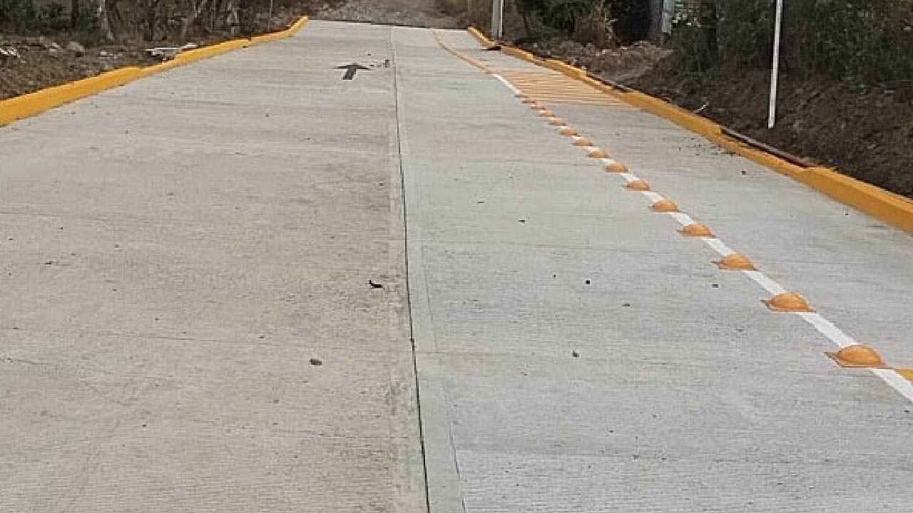 SIC pavimenta acceso a la Telesecundaria de San Mateo Yucutindoo con inversión de casi 3 millones de pesos