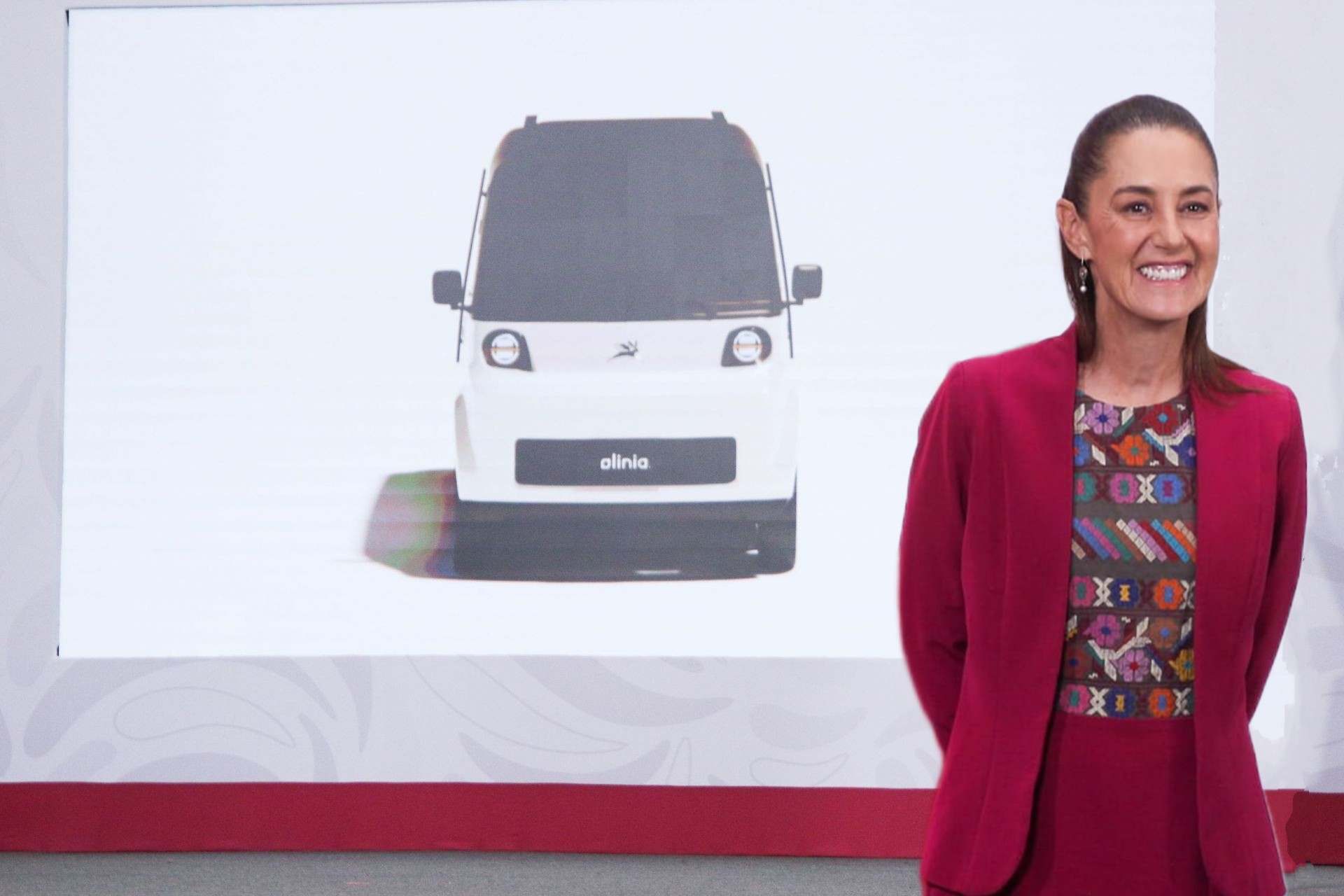 Presentan Olinia, el primer automóvil eléctrico mexicano con enfoque social