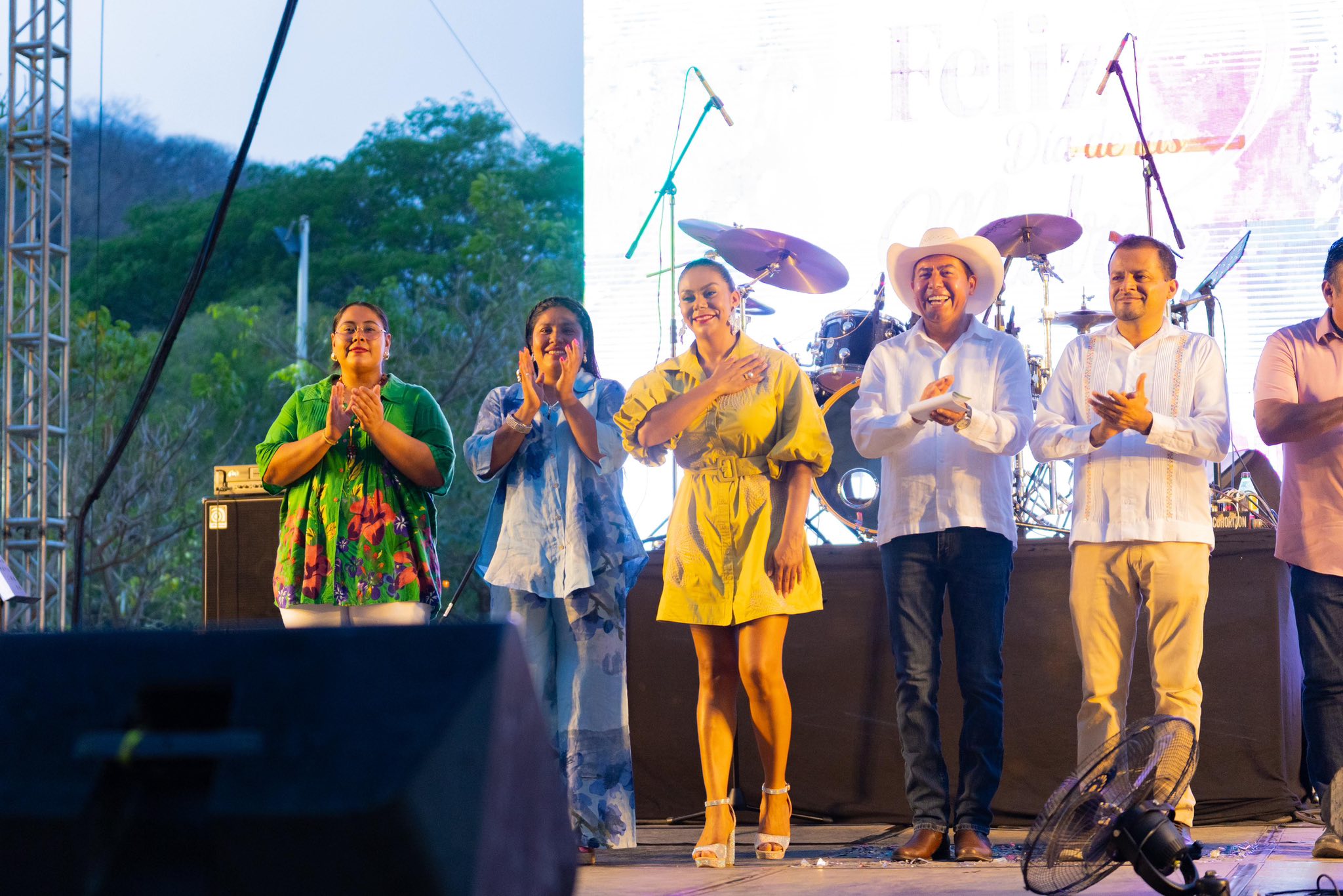 Huatulco celebró a las madres con música, regalos y espectáculos llenos de alegría