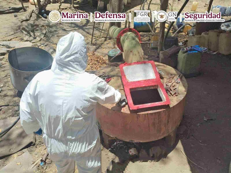 Marina asegura más de dos toneladas de presunta metanfetamina en laboratorios clandestinos de Sinaloa