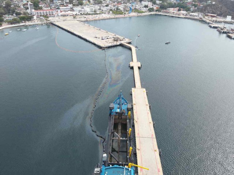 Continúan labores para contener derrame de hidrocarburo en zona turística de Manzanillo