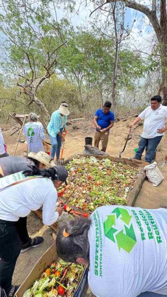 Capacitan a personal del Vivero Municipal de Huatulco en elaboración de composta Bocashi