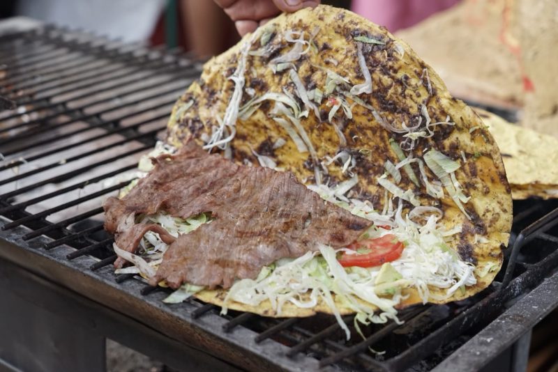 Inauguran la 13ª Feria de la Tlayuda en Oaxaca; reconocen labor de cocineras tradicionales