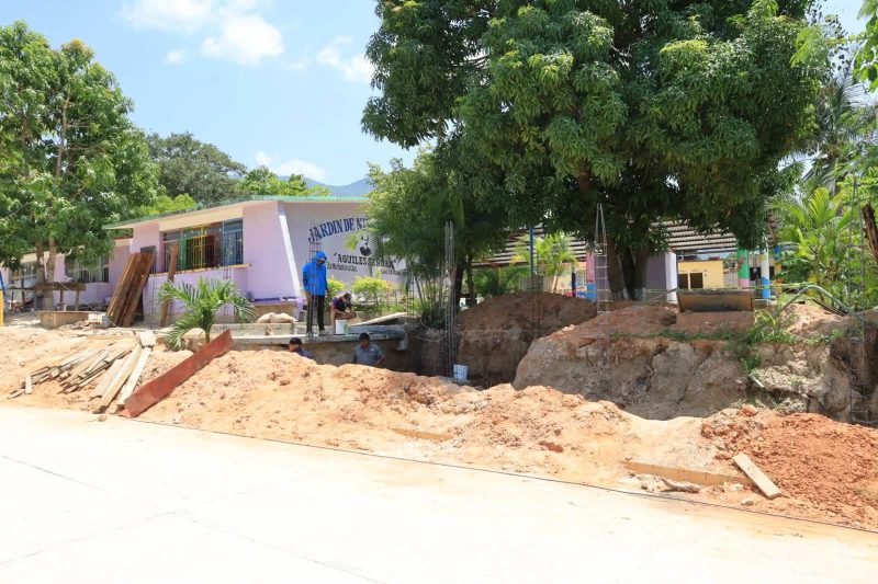 Avanza construcción de la nueva fachada del Preescolar Aquiles Serdán en Huatulco