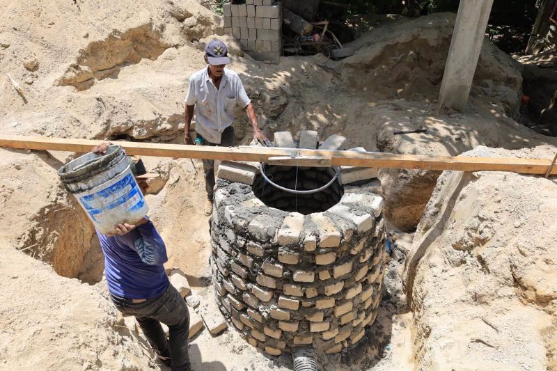Reparan red de agua potable y drenaje en el Barrio El Maguey de Huatulco