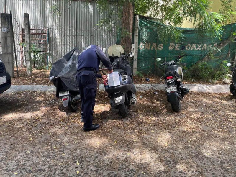 Retiran más de 50 vehículos abandonados en Huatulco para recuperar espacios públicos