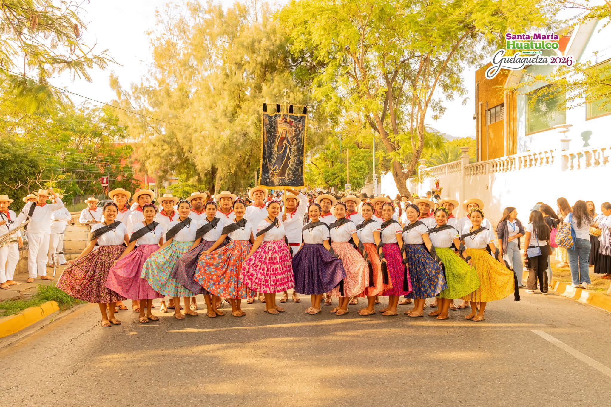 Huatulco llena de color y tradición el Desfile de Delegaciones de la Guelaguetza
