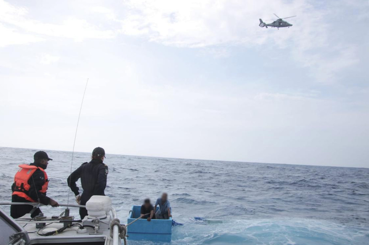 Rescatan a dos pescadores tras cinco días a la deriva en el Pacífico