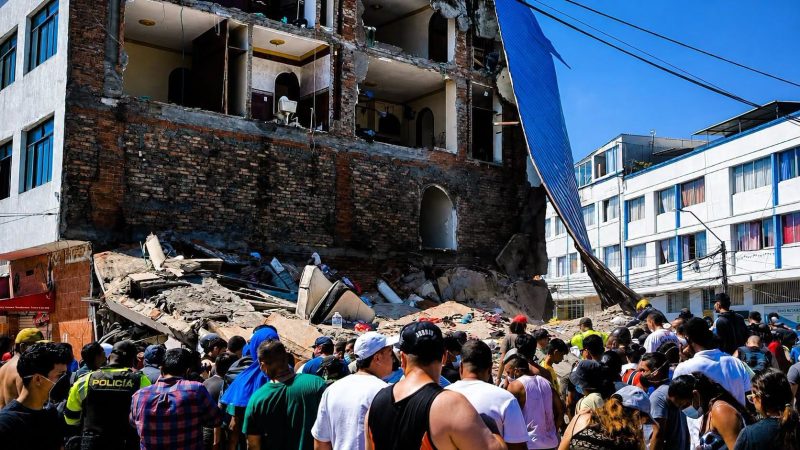 Sube a 254 la cifra de muertos por terremoto en Colombia