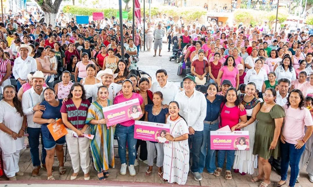 Más de mil mujeres de la Costa reciben apoyos para fortalecer su economía