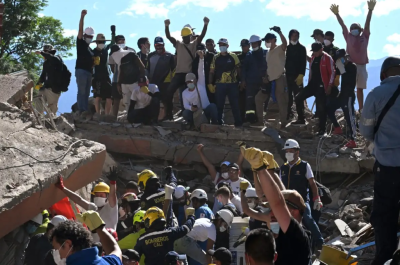 Sube a 304 la cifra de muertos por terremoto de 7.4 en Colombia