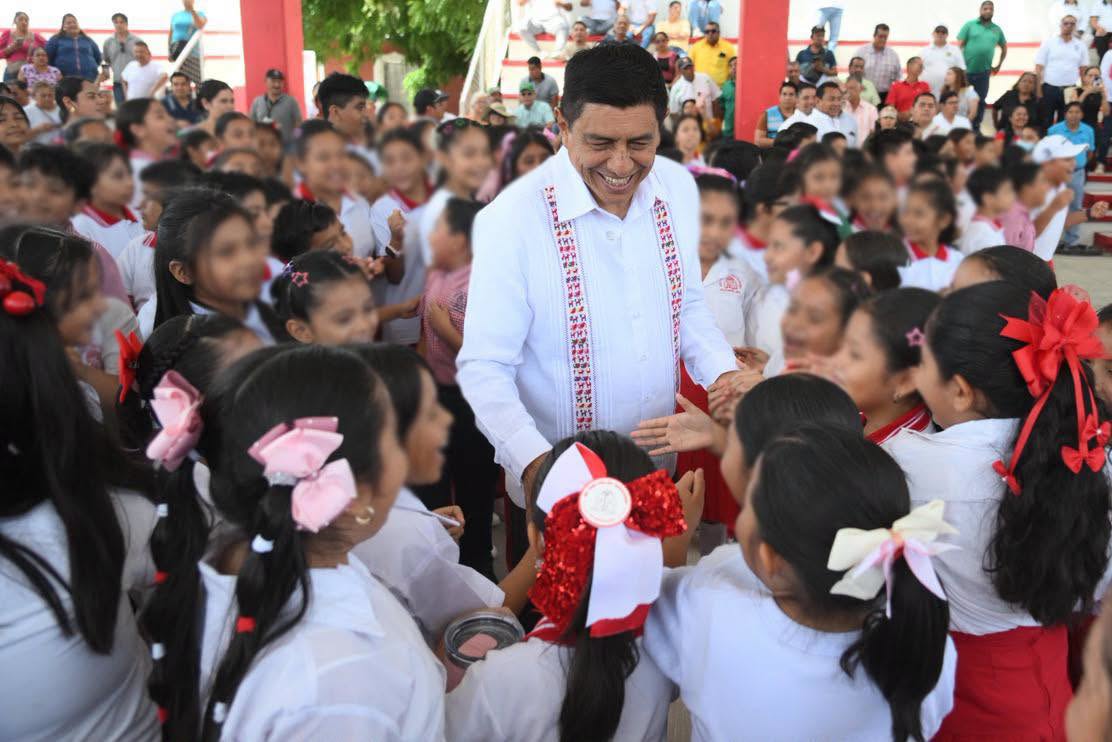 Entregan techado de usos múltiples en primaria de Ciudad Ixtepec