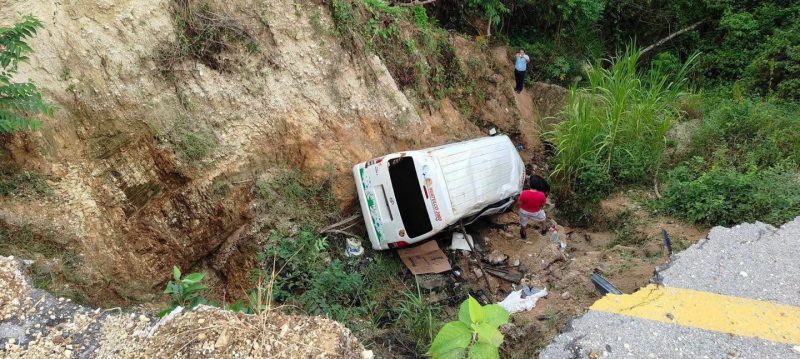 Accidente de transporte moviliza a cuerpos de emergencia en Huatulco