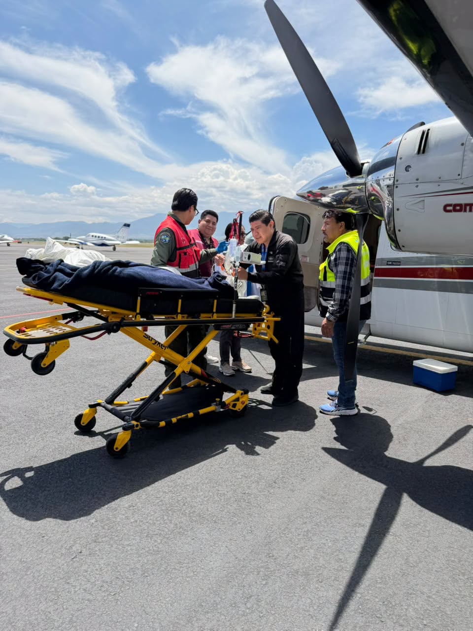 Trasladan a paciente de 83 años en aeronave del Gobierno de Oaxaca