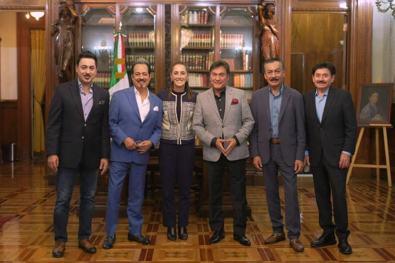 Los Tigres del Norte visitan Palacio Nacional